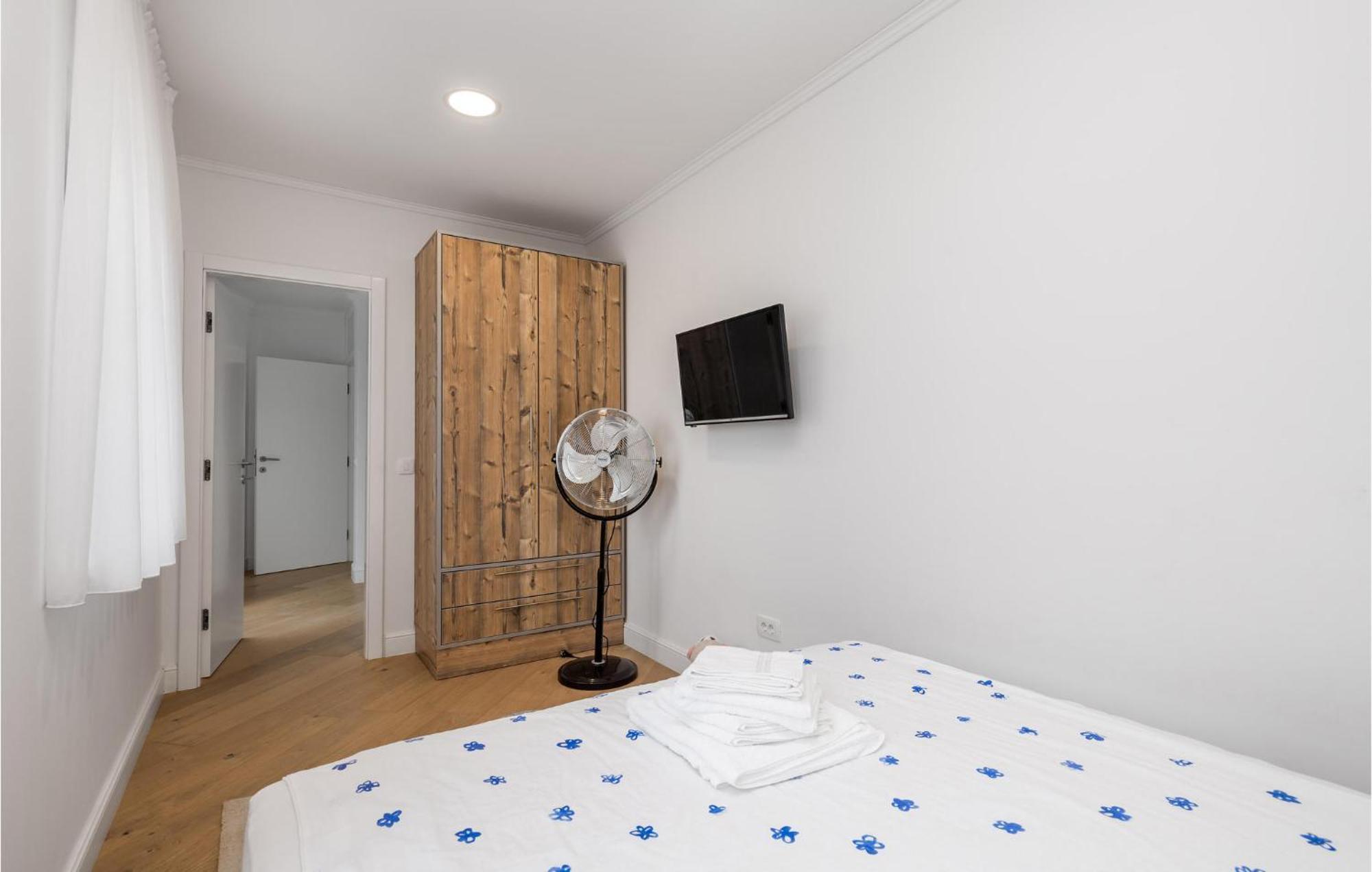 4 Bedroom Gorgeous Home In Lun Lun  Exteriör bild