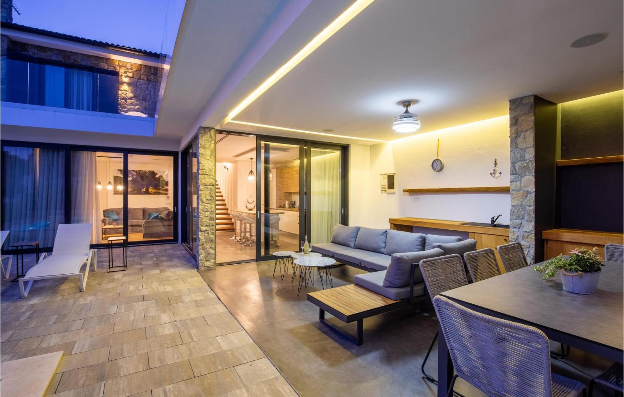 4 Bedroom Gorgeous Home In Lun Lun  Exteriör bild